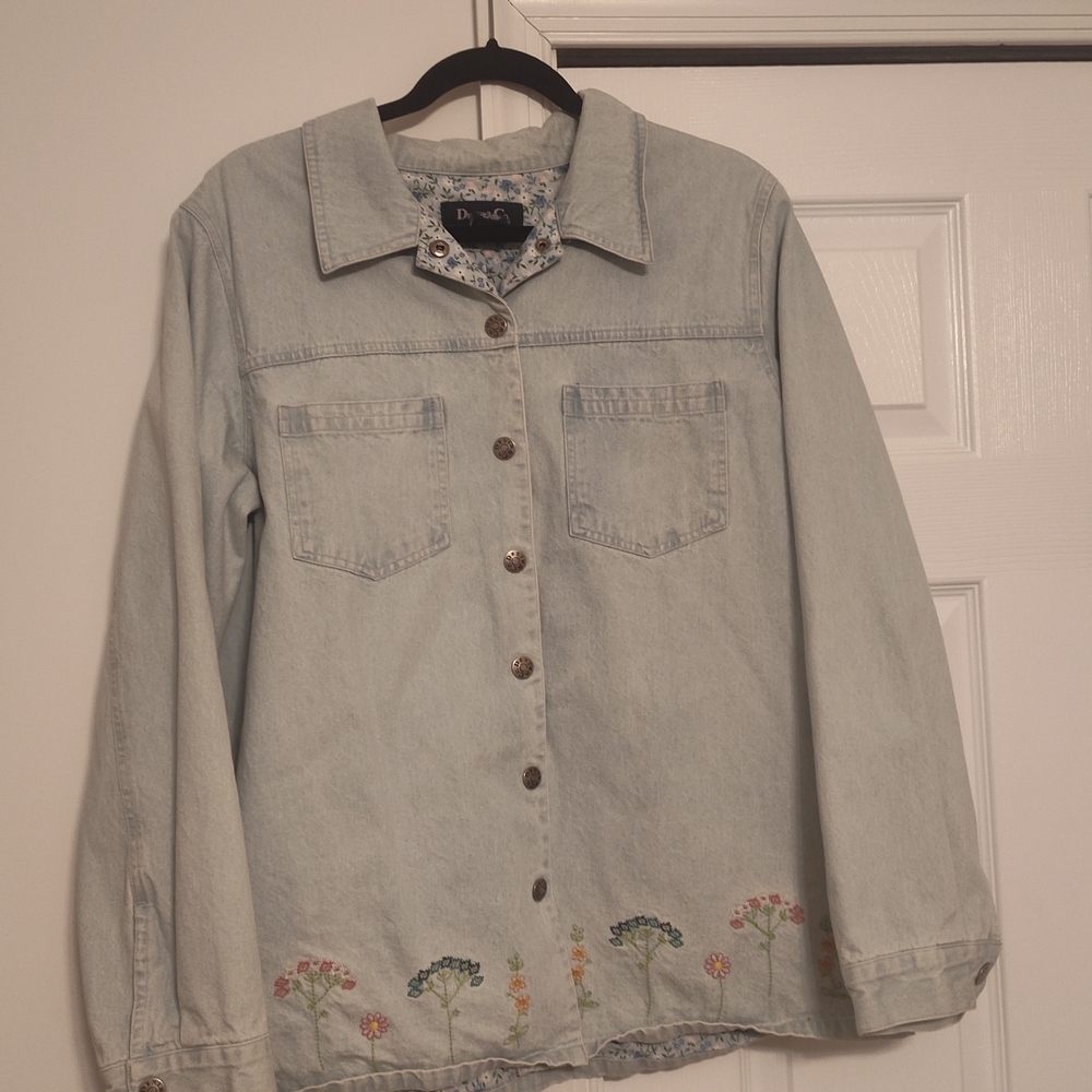 Denim&Co Lite Blue Floral Embroidery Jean Jacket  w/Floral Lining. Size Large.